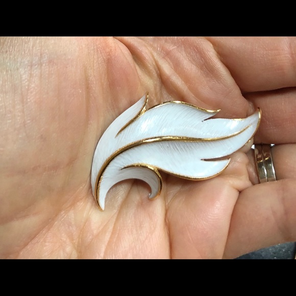 Vintage JJ Jonette White&Gold Tone Leaf Brooch - Picture 4 of 5